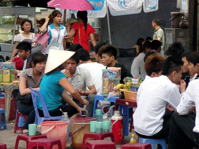 Trà đá vỉa hè: "Khách VIP" của tập đoàn kẹo cao su Mỹ, Hàn