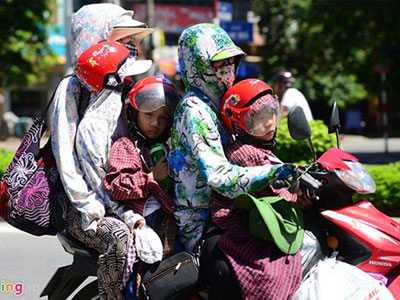 Các gia đình mệt mỏi với nắng nóng 38 độ C