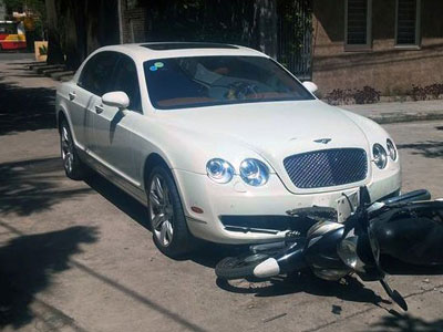 Xế siêu sang Bentley tông nam sinh nhập viện