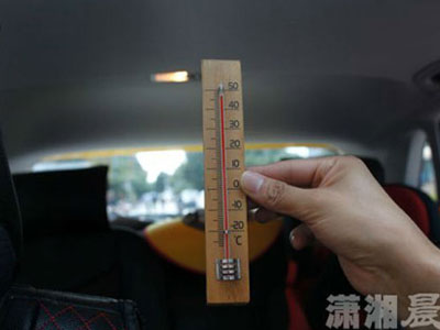 Bé trai tử vong vì bố mẹ quên trong xe giữa trời nắng