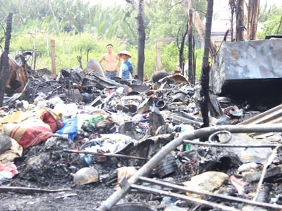 Căn nhà lá bốc hỏa giữa trưa, cụ ông 90 tuổi thoát nạn