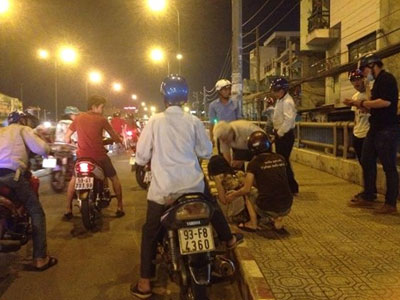 Chóng mặt, người phụ nữ lái xe tông vào thành cầu rồi bất tỉnh