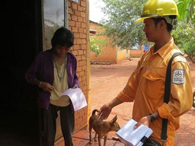 EVN HANOI sắp ngừng việc thu tiền điện tại nhà