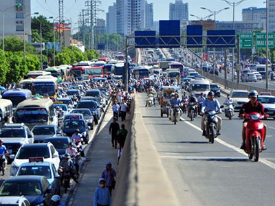Hà Nội: Tắc đường kinh hoàng, xe máy đi lên cao tốc trên cao thoát thân