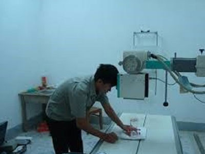 Hi hữu máy chụp X-quang kẹp chết cứng bệnh nhân nữ