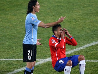 Jara CHÍNH THỨC bị treo giò 3 trận vì tội quấy rối Cavani
