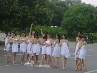 Sinh viên quấn khăn tắm chụp ảnh kỷ yếu