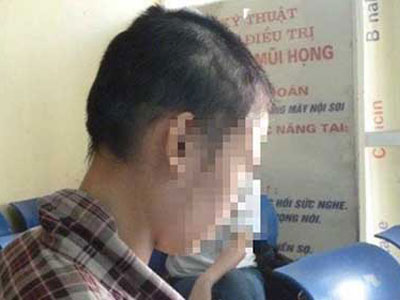 Đòi chia tay, cô gái bị người yêu bắt tự chọn đồ nghề để… "tra tấn"