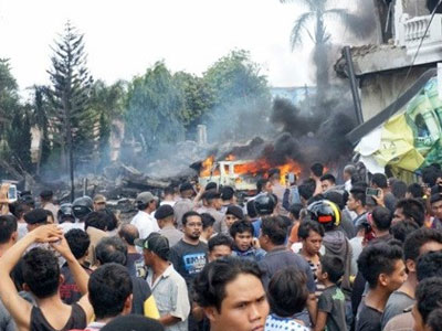 Máy bay quân sự rơi xuống khu dân cư ở Indonesia, ít nhất 30 người chết