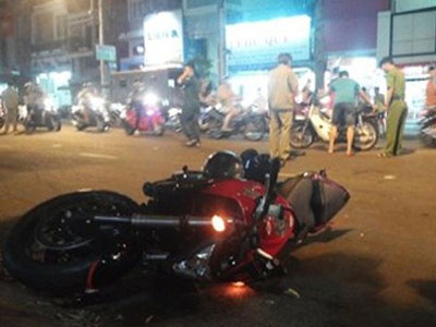 Mô tô "điên" tông xe máy văng xa, một người trọng thương