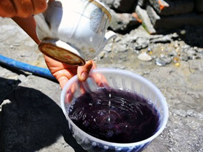Nước giếng chuyển màu tím đen khi pha trà