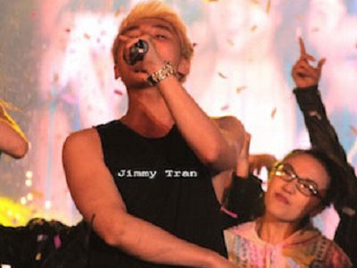 Sơn Tùng MTP cởi áo khoe cơ bắp cuộn cuồn khiến fans phát sốt