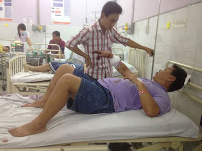 TPHCM: Côn đồ vác dao, mã tấu truy sát người trong đêm