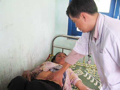 Chia thịt bò chết cho hàng xóm cùng ăn, 60 người nhập viện