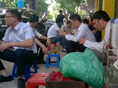 Hà Nội nắng như đổ lửa, dịch vụ ăn theo “hốt bạc”