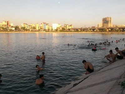 Liên tiếp chết đuối, dân Hà Nội vẫn vô tư tắm "hồ tử thần"