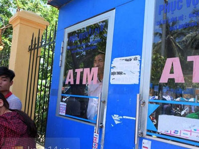 Người nhà sĩ tử chui vào cây ATM tránh cái nóng khủng khiếp hơn 40 độ ở Hà Nội