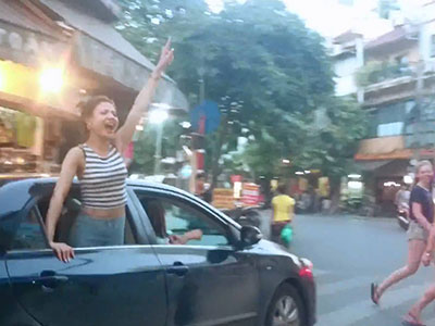 Nhóm chân dài trên xế hộp gào rú khắp phố phường Hà Nội