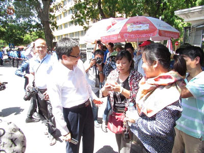 PTT Vũ Đức Đam xuất hiện ở điểm thi trường Bách Khoa để phát cơm và nước miễn phí
