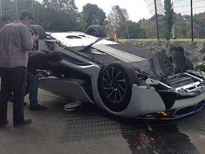 Siêu xe BMW i8 lật ngửa, lái xe mắc kẹt vì cửa xe cánh chim