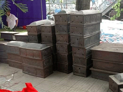 Đào đường thoát nước, phát hiện gần 200 bộ hài cốt