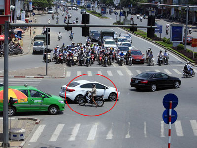 Hà Nội: Nóng 40 độ C, người dân ào ào vượt đèn đỏ