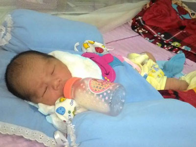 Hà Nội: Phát hiện bé sơ sinh còn nguyên dây rốn bị bỏ rơi trong túi nilon
