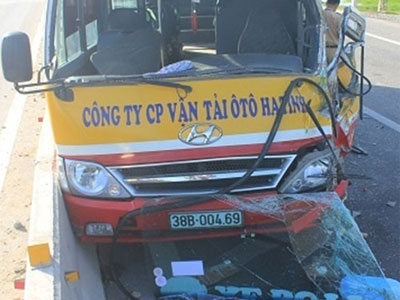 Hơn 20 hành khách hoảng loạn khi xe buýt tông ôtô tải