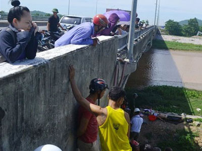 Thanh niên cởi trần chết ở tư thế quỳ gối, đầu cắm xuống đất
