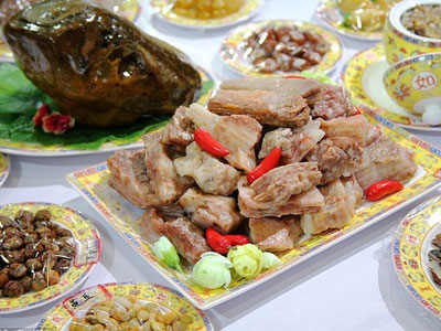 Thực khách choáng với đại tiệc gồm 108 món làm toàn bằng... đá