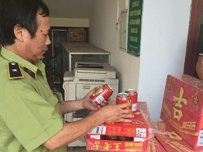 Bắt giữ hàng tạ xúc xích, mì bún Trung Quốc nhập lậu