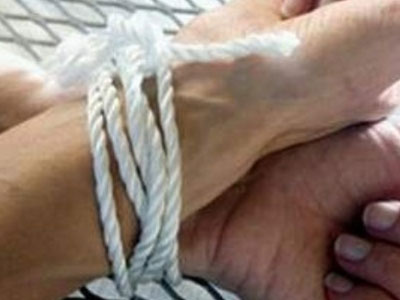 Kinh hoàng chồng trói tay chân, nhét giẻ vào mồm vợ bắt "quan hệ"