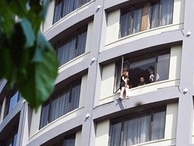 Mẹ xách con thơ lơ lửng giữa không trung đòi ly hôn