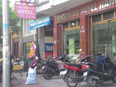 Nắng nóng kỷ lục: Dân Thủ đô than khóc, chủ khách sạn “mừng rơn”