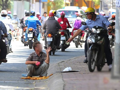Người đàn ông dàn cảnh đổ bánh chuối ra đường nhiều lần để "ăn vạ" lòng thương