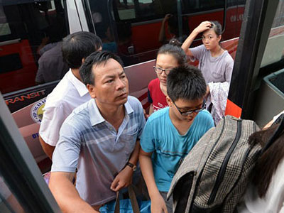 Sĩ tử vội vã rời thành phố sau 4 môn thi