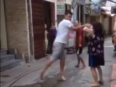 Sốc với clip nam thanh niên dùng dép đánh vào mặt cụ già ở Hà Nội