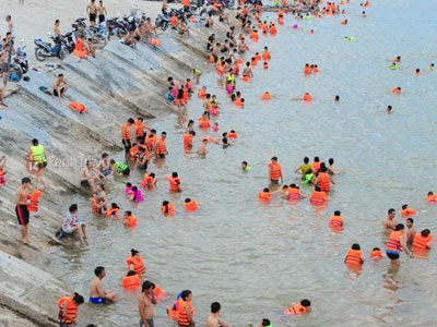 Cận cảnh bờ sông Đà biến thành "bãi biển" chật kín người