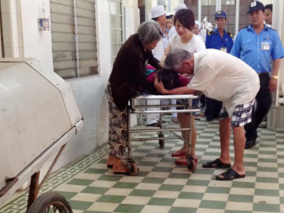 Giám đốc công ty bảo hiểm lao ôtô xuống sông vì lạc tay lái