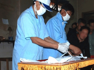 Khi khâm liệm, phát hiện người nhà chết bất thường