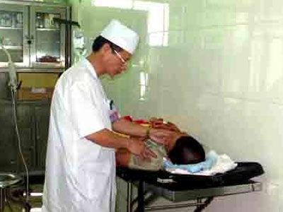 Phụ huynh đưa con đi thi rơi từ tầng 2 đã qua cơn nguy kịch