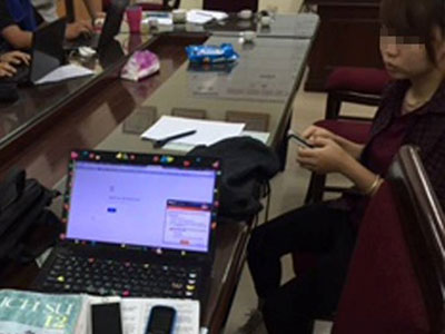 Tạm giữ 2 người ngồi quán cafe đọc bài giải vào phòng thi