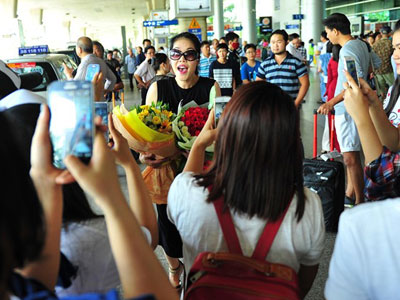 Thu Phương được fan vây kín ở sân bay
