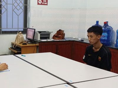 Trộm két tiền công đức rồi ngủ quên tại... sân đình