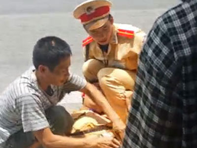 Yêu cầu dừng xe, cảnh sát bị hai thanh niên tông xe gục giữa đường