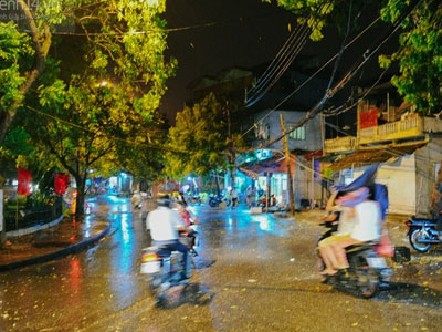 Mưa dông lúc đêm muộn giúp Hà Nội xua tan hẳn không khí nóng nực "phát điên"