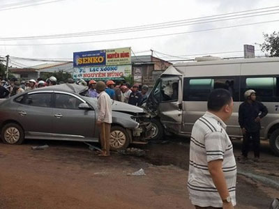 Ô tô đấu đầu, hai người tử vong