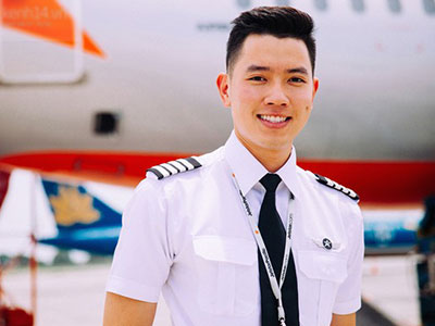 Cận cảnh 1 ngày làm việc của “cơ trưởng đẹp trai và trẻ nhất Việt Nam”