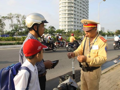 CSGT không được xông ra giữa đường thổi phạt