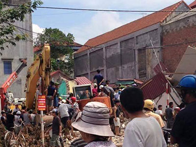 Nhà 3 tầng bất ngờ đổ sập, một người mắc kẹt